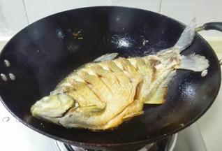 大火煎十秒钟调中火一面煎黄翻面再煎黄