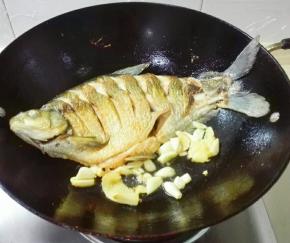 放葱白，姜片，蒜粒一起煎出香味