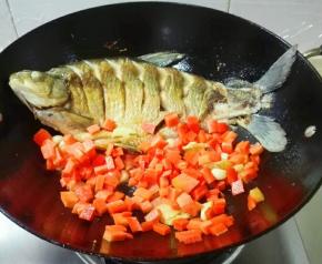 放胡萝卜稍微煎一下