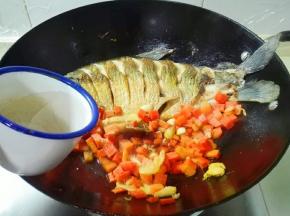 放适量热水，盖上锅盖大火烧开，翻个面再中火烧十分钟，大火收汁，用锅铲把鱼汤往鱼表面浇