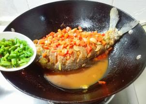 收好汁撒葱花，出锅盛盘