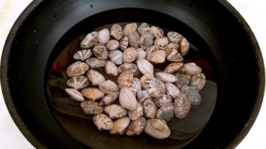 花蛤用适量盐搓洗几遍。