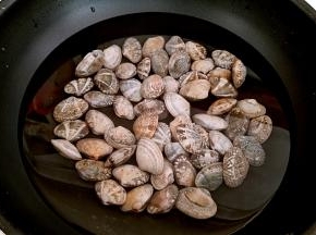 花蛤用适量盐搓洗几遍。
