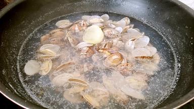 锅中注水放入生姜1片，进行焯水，焯至花蛤开口立马捞出。