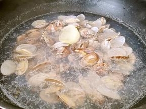 锅中注水放入生姜1片，进行焯水，焯至花蛤开口立马捞出。