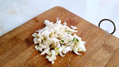 大蒜去皮切碎末。