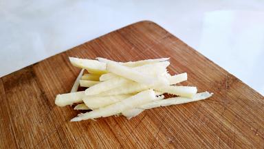 生姜切丝。