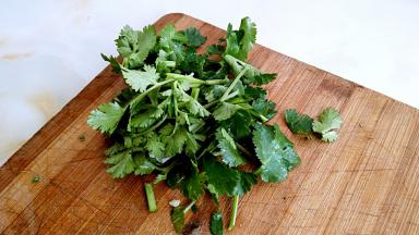 香菜洗净切段。