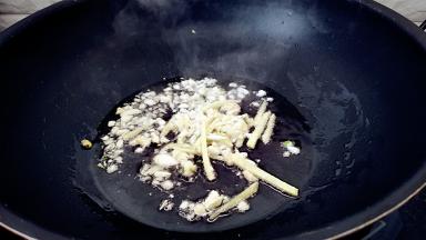 锅中放油烧热，放入蒜末，姜炝锅出味。