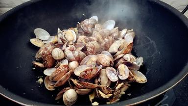 放入花蛤翻炒几下。
