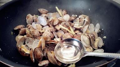 调入米醋拌匀。