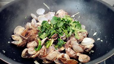 放入香菜，断火。