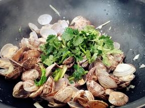 放入香菜，断火。