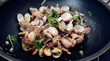 利用预热翻炒至香菜变软出锅。