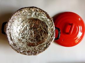 用砂锅360度铺上锡纸，锡纸须超过砂锅边缘向外压，有利水蒸气的蒸发
