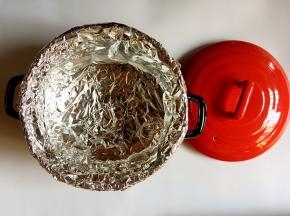用砂锅360度铺上锡纸，锡纸须超过砂锅边缘向外压，有利水蒸气的蒸发
