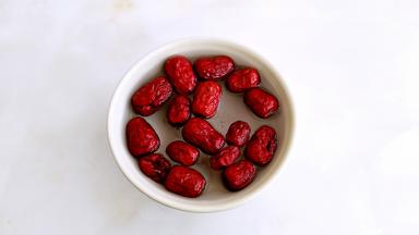 红枣用热水寖泡一会。