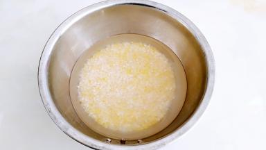 大米和小米淘洗干净。