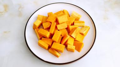 南瓜去皮切块。