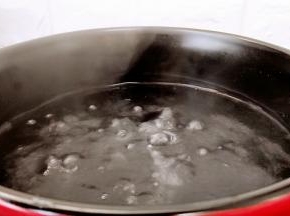 锅中注水烧开。