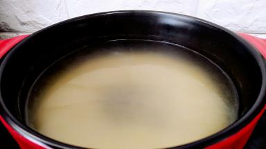 放入大米和小米。