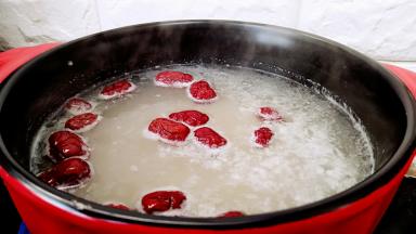 在放入红枣，大火煮开，转成小火煲5分钟。