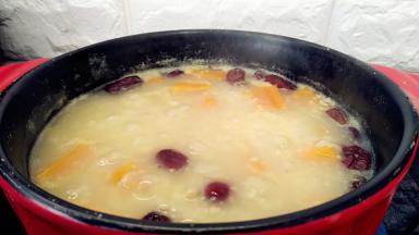 放入南瓜块，盖上锅盖大火煮开转小火煲8分钟左右。