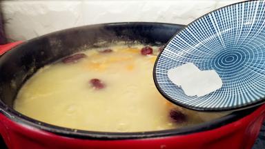 放入冰糖，在煲几分钟。