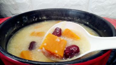 煲至南瓜熟透，即可出锅。