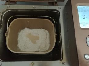 所有材料除黄油外按照鸡蛋、牛奶、盐、糖（盐和糖对角放）、高筋粉、酵母的顺序全部放入面包桶内，启动和面程序10分钟。