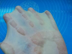 和面结束检查面团，轻松拉出柔韧的薄膜。