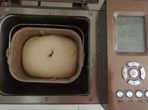 启动发酵程序，约45分钟，面团发酵到2倍大，用手指沾干面粉戳个洞不回缩不塌陷发酵完成（视室温而定主要看面团状态）。