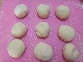面团均分成9个小面团。改保鲜膜静置8分钟。