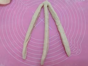 取出一个面团，揉长，切成三份，最上面不切断。