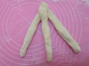 先用右边一条搭在中间，再拿起左边搭在中间。