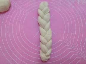 如此循环，编成三股辫。