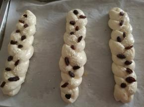 撒上白芝麻，再撒上葡糖干（提前用水泡软，用纸巾吸干水分），稍微压一压。