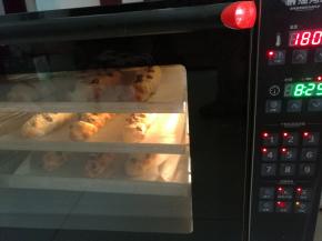 放入预热好的UKOEO风炉，180度烘烤9分钟即可。