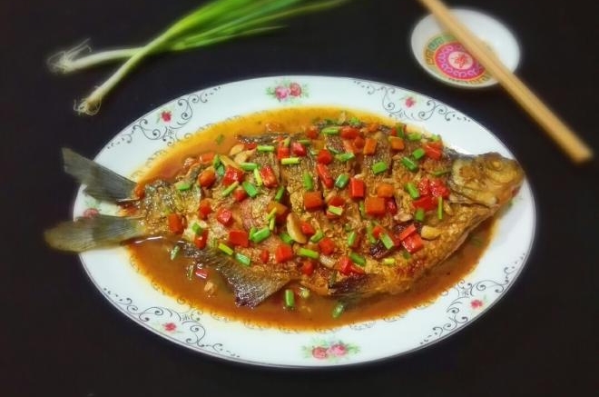 糖醋胡萝卜鳊鱼