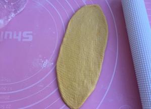 取一个擀成椭圆形