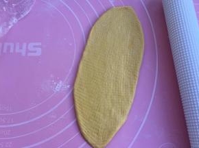 取一个擀成椭圆形