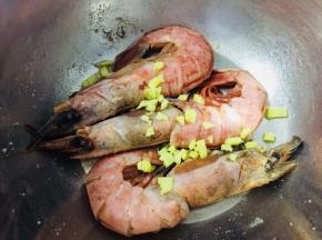 最后加入姜末蒜末，拌匀腌制半小时以上