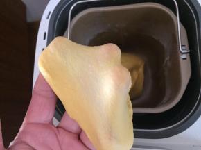 然后和面团所有材料糅合，揉出薄膜