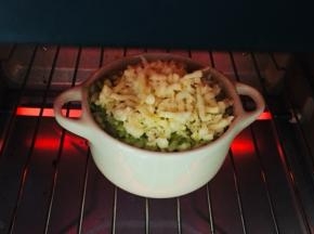 送入提前预热好的烤箱中层，200度15分钟左右