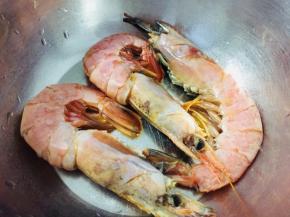 虾洗净剪去虾枪剔除虾线，备用