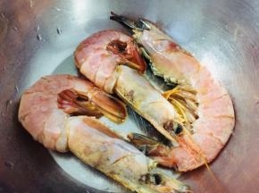 虾洗净剪去虾枪剔除虾线，备用