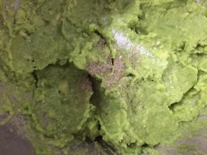 米饭提前煮好，牛油果去核，果肉挖出后碾碎成泥，加入盐、黑胡椒粉