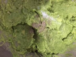 米饭提前煮好，牛油果去核，果肉挖出后碾碎成泥，加入盐、黑胡椒粉
