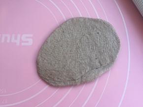 松弛后取一个擀开