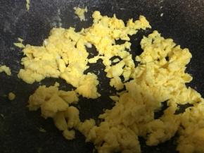 蛋液打散，锅内倒适量植物油，油热后，下蛋液，用筷子打散，等蛋花变熟，然后盛出。